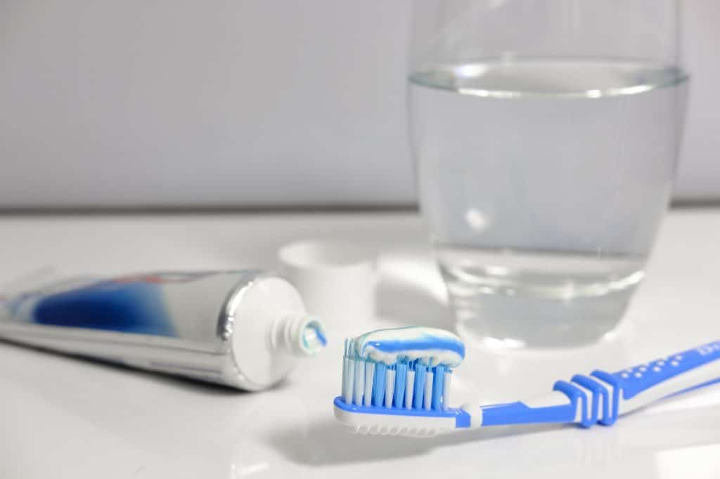 Tandbørste med fluor tandpasta på